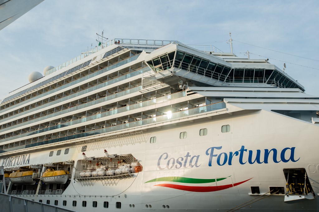 「歌詩達幸運號」(Costa Fortuna)郵輪10日停靠新加坡濱海灣郵輪中心。 (AFP)