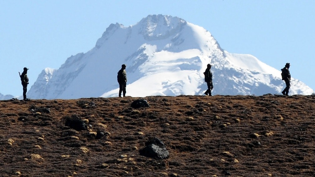 圖為印度軍方在中印兩國邊界東段的棒山口（Bumla Pass）巡邏。(資料照片/AFP)