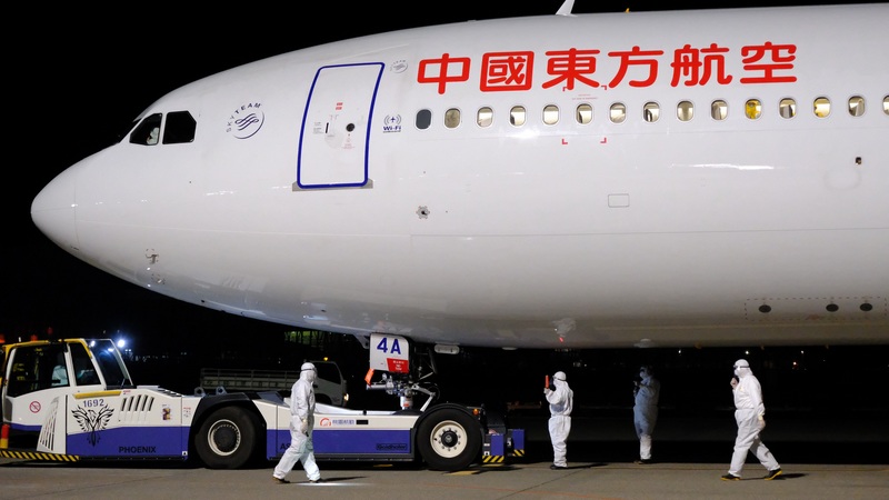 192名滯留武漢的台人搭乘東方航空專機，於11日凌晨4時8分抵達桃園國際機場，所有旅客下機後將經過嚴格檢疫程序。(圖:中央社)