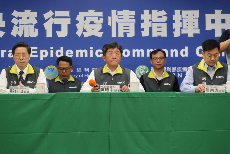 中央流行疫情指揮中心11日上午舉行記者會，指揮官陳時中（中）公布國內第48例COVID-19（武漢肺炎）確定病例，個案是北部30多歲女性，2月28日至3月8日獨自前往英國旅遊及探訪當地友人，返國後出現症狀就醫確診，也是英國首例境外移入個案。(圖：中央社)