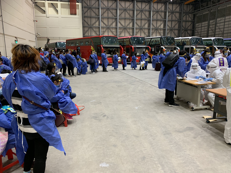 361名台灣民眾搭乘武漢包機，10日深夜抵達桃園國際機場，在機棚內進行防疫檢查後，再前往集中檢疫所進行為期14天的安置隔離。（圖：中央社／民眾提供）