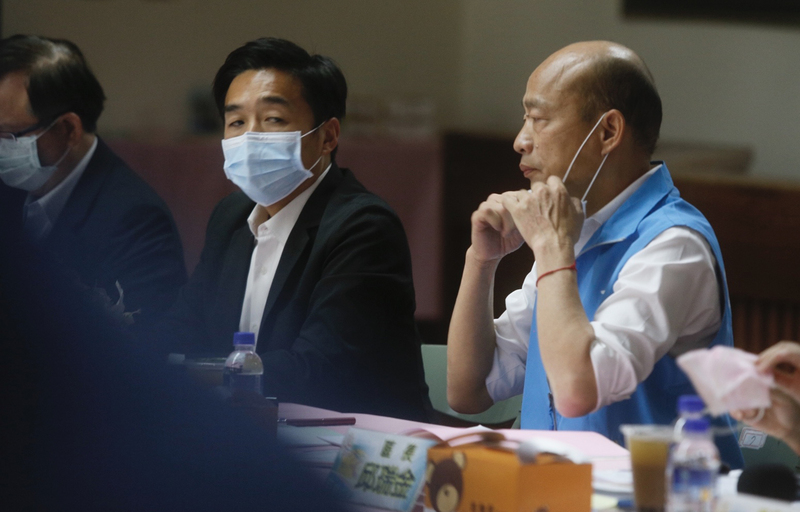 高雄市長韓國瑜（右）11日出席新興區里業務會報時透露，市府正思考疫情結束，高雄要如何跳躍和飛進，因此規劃「香港村」，盼香港移民首選高雄，也歡迎馬來西亞人來。(圖/中央社)