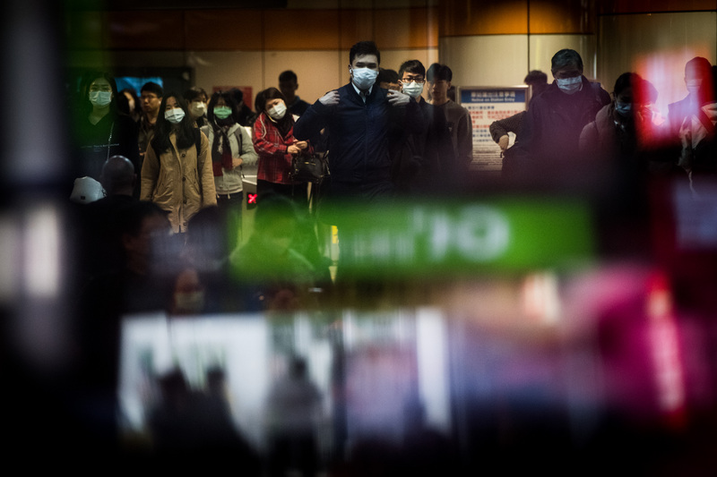 自武漢肺炎疫情爆發以來，民眾出入人潮密集場所或搭乘大眾運輸時戴上口罩已是習慣，晚間下班時段捷運站內湧現人潮，幾乎都有戴上口罩，慎防疫情傳播可能。(資料照片/CNA)