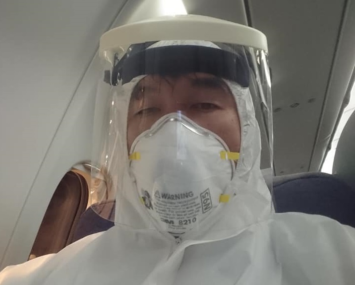 率隊飛往武漢的指揮中心醫療應變組副組長王必勝11日表示，出勤人員是在10日上午9時就在機場待命，直到11日上午10時許才返回住處。(王必勝臉書)