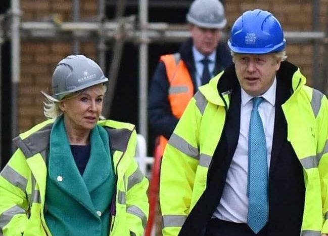 英國資深保守黨國會議員、衛生部長多里斯(Nadine Dorries,左)。 (圖:多里斯臉書)