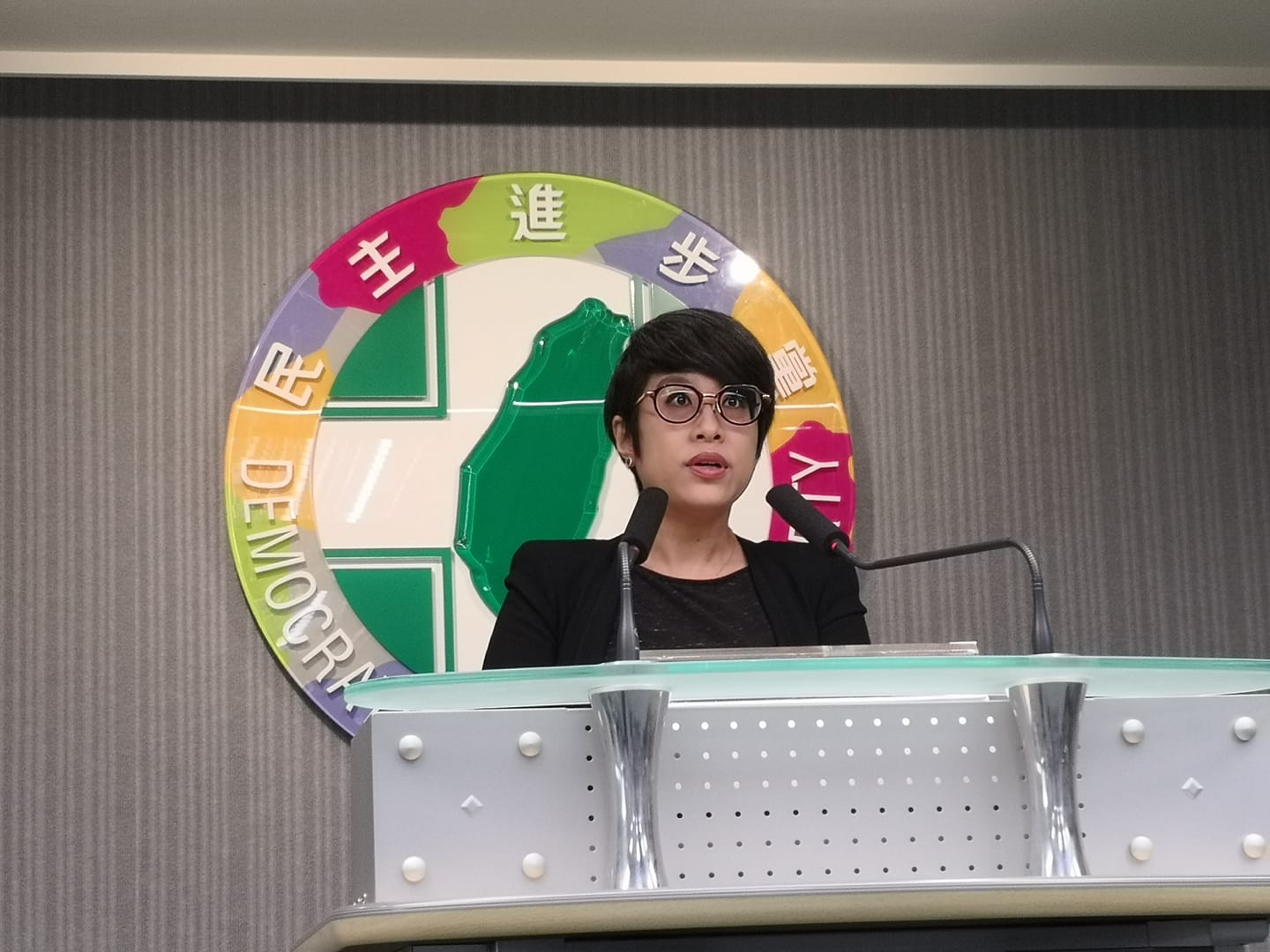 民進黨發言人李晏榕11日表示，民進黨將把募款小物「紀念版飛行夾克」所得的政治獻金共新台幣777萬元全數捐助衛福部疾病管制署，指定做為防治「嚴重特殊傳染性肺炎工作」使用。（劉玉秋 攝）