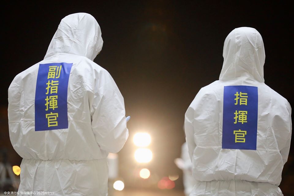 成功抗疫得犧牲經濟？牛津研究：台灣是最佳反證。圖為指揮官陳時中在機棚內視察檢疫作業。（中央流行疫情指揮中心提供）