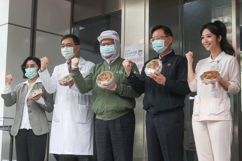交通部長林佳龍（中）12日在郵政醫院出席「便當打折，溫情不打折」台鐵便當擴大辦理醫護人員外送服務記者會，與台鐵局長張政源（右2）親自外送台鐵便當到醫院門口，感謝前線醫護人員的辛勞。(圖：中央社)