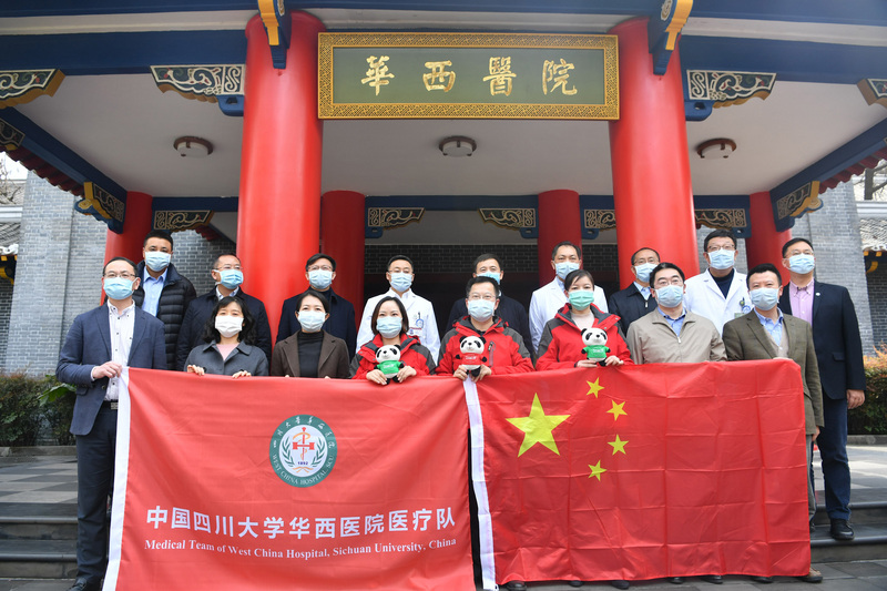 武漢肺炎蔓延全球，中國外交部發言人耿爽11日宣布，將協助其他國家抗疫，包括向伊朗、義大利等有需要的國家和地區派遣醫療專家團隊。圖為四川華西醫院團隊11日集合準備前往義大利。（中新社提供）