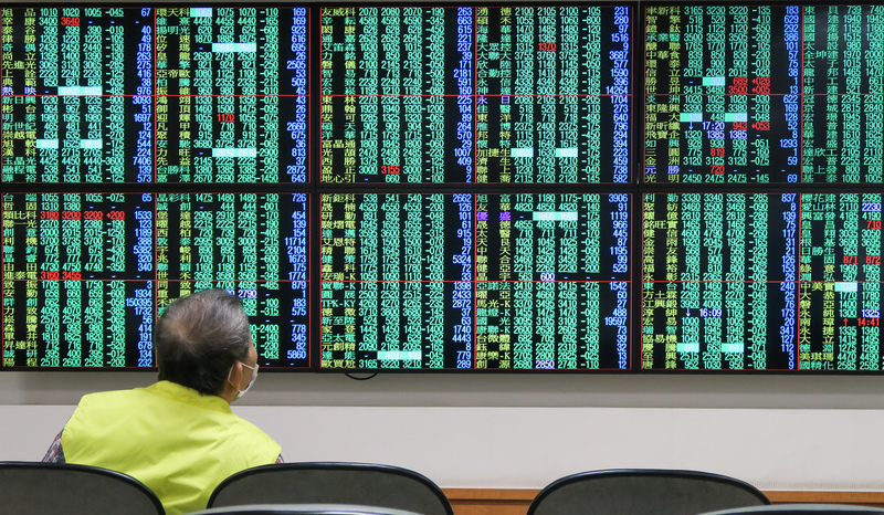 台北股市跌勢不輕，終場大跌411點，跌幅高達4.06%，收9,717點，成交量逼近新台幣2100億。(資料照/中央社)