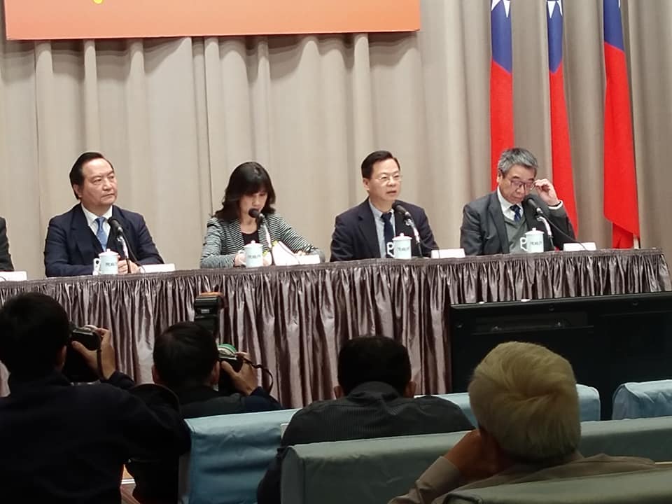 政務委員龔明鑫(右2)12日表示，振興抵用券將擴大加碼，擬推出不用綁定住宿方案，以及運動賽事紓困措施。（王韋婷攝）