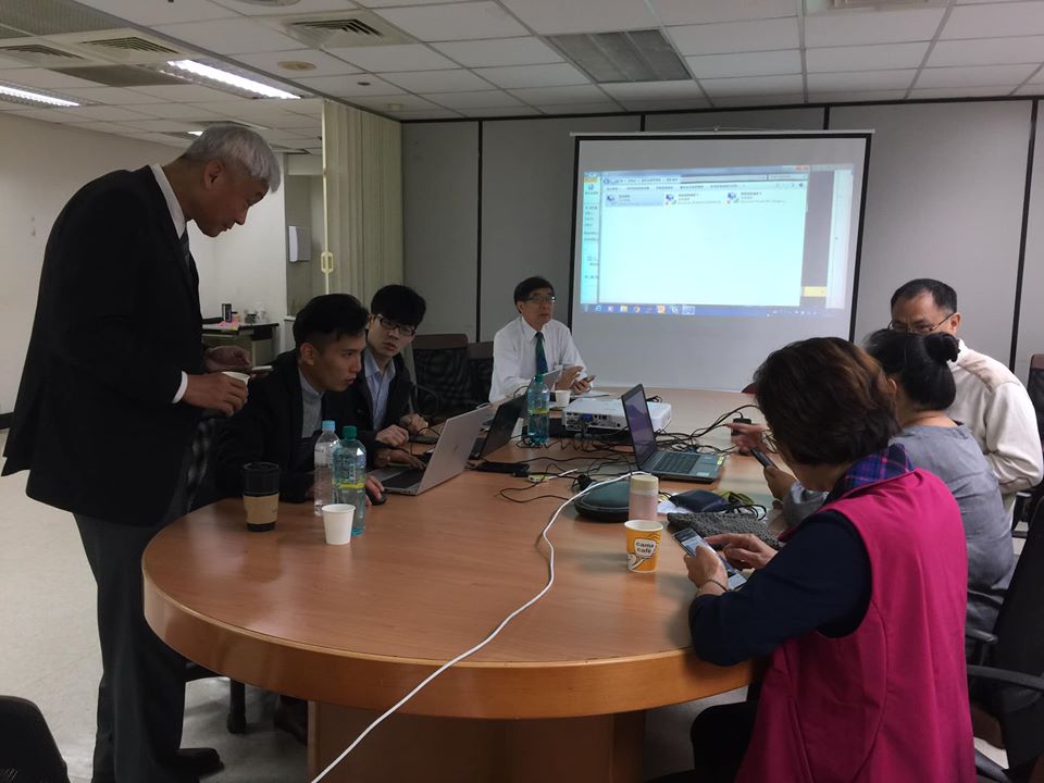 健保署長李伯璋關注口罩網購在健保快易通上的流量情況。（蕭照平攝）