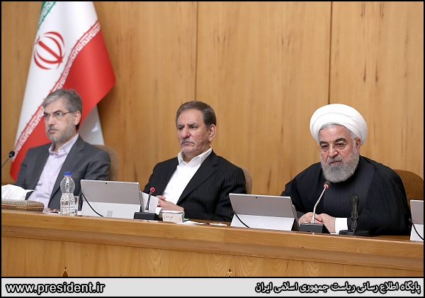 圖為伊朗總統魯哈尼(Hassan Rouhani,右)與副總統賈漢吉瑞(Eshaq Jahangiri,中)2月間出席內閣會議。 (圖:伊朗總統府)
