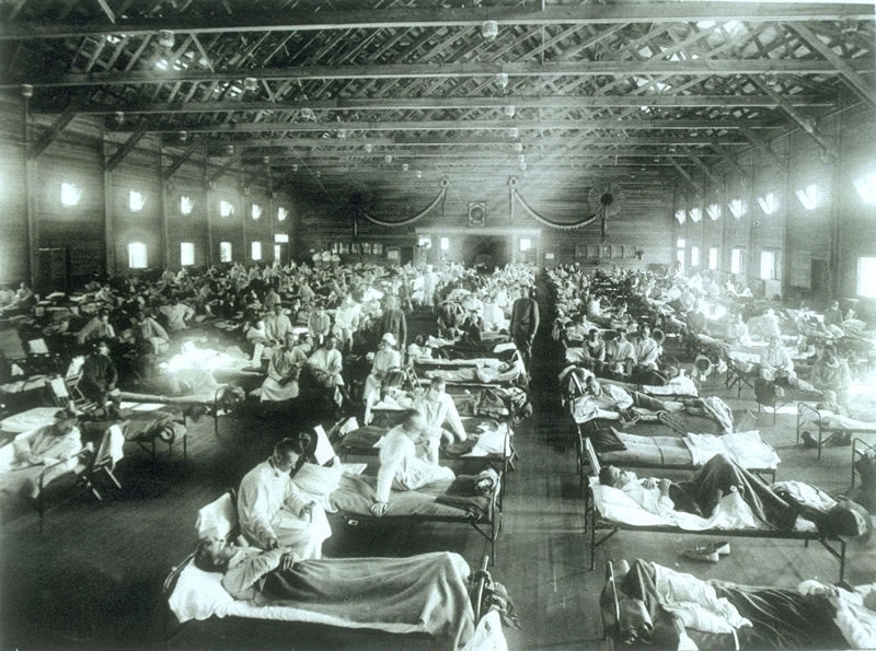 1918年西班牙流感大流行，造成全球約2千至5千萬人死亡。圖為美國堪薩斯州賴利堡的軍營醫院，病房內被感染西班牙型流行性感冒的軍人塞滿。(圖：取自維基百科)