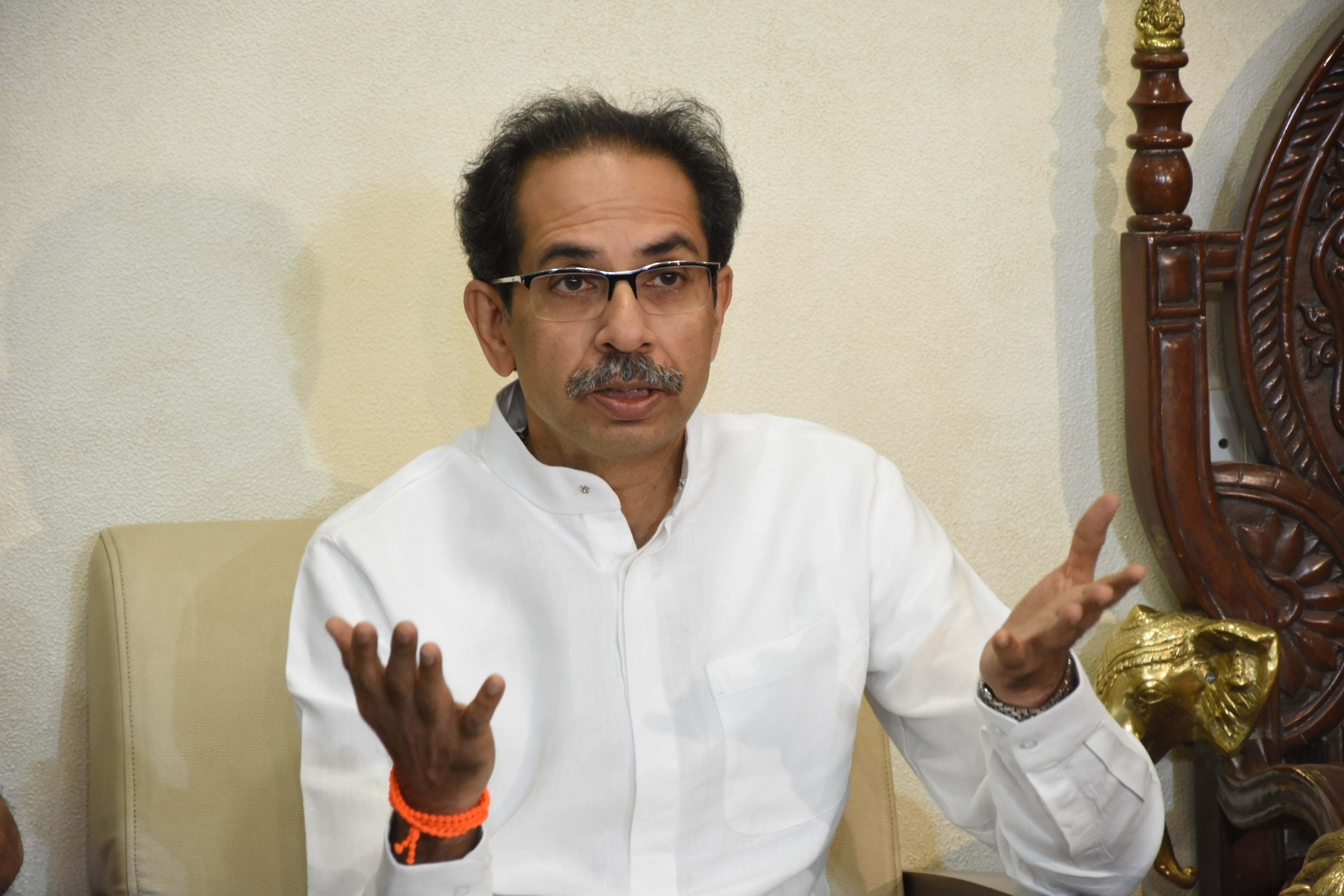 印度馬哈拉什特拉省(Maharashtra)省長薩克雷(Uddhav Thackeray)上午在孟買召開記者會說明當地COVID-19疫情。(圖/推特)