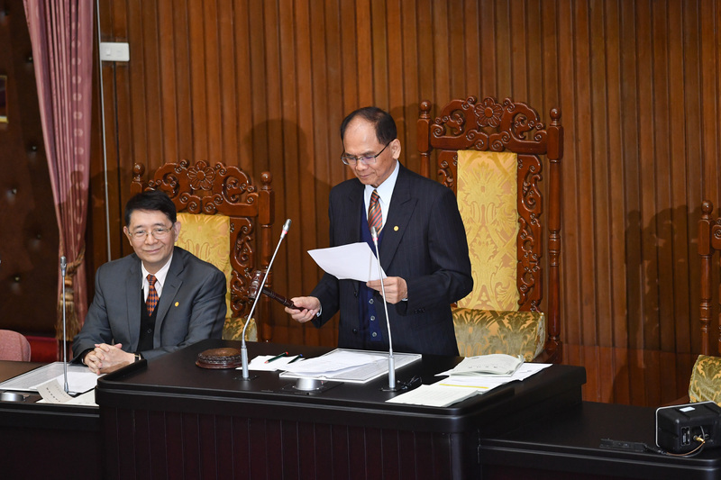 立法院13日審查「中央政府嚴重特殊傳染性肺炎防治及紓困振興特別預算案」，由立法院長游錫堃（右）敲槌宣布三讀通過。左為立法院祕書長林志嘉。(圖:中央社)