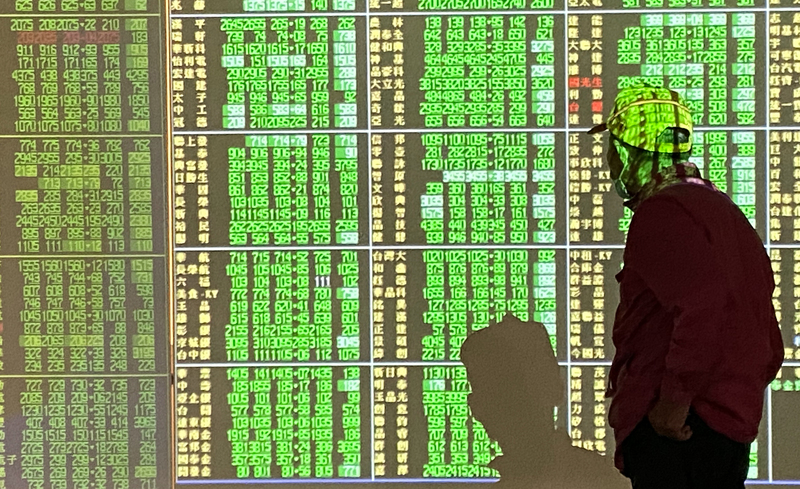 台股13日延續疲弱走勢，開低走低，不僅摜破1萬點大關，並一度達9636.15點，大跌超過780點，投資人焦急觀望綠油油盤勢。(圖：中央社)