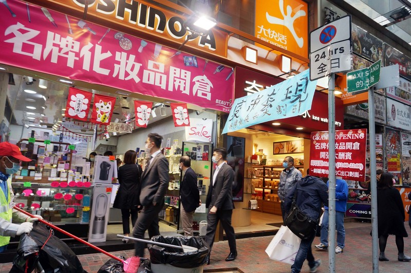 香港經濟在接連受到「反送中」運動和武漢肺炎疫情衝擊下，現已苦不堪言，不僅股市暴跌，其它經濟範疇也陷入嚴重低迷。圖為12日，銅鑼灣一家商店進行清倉大拍賣，疫情已使香港零售業大受打擊。（中通社提供）