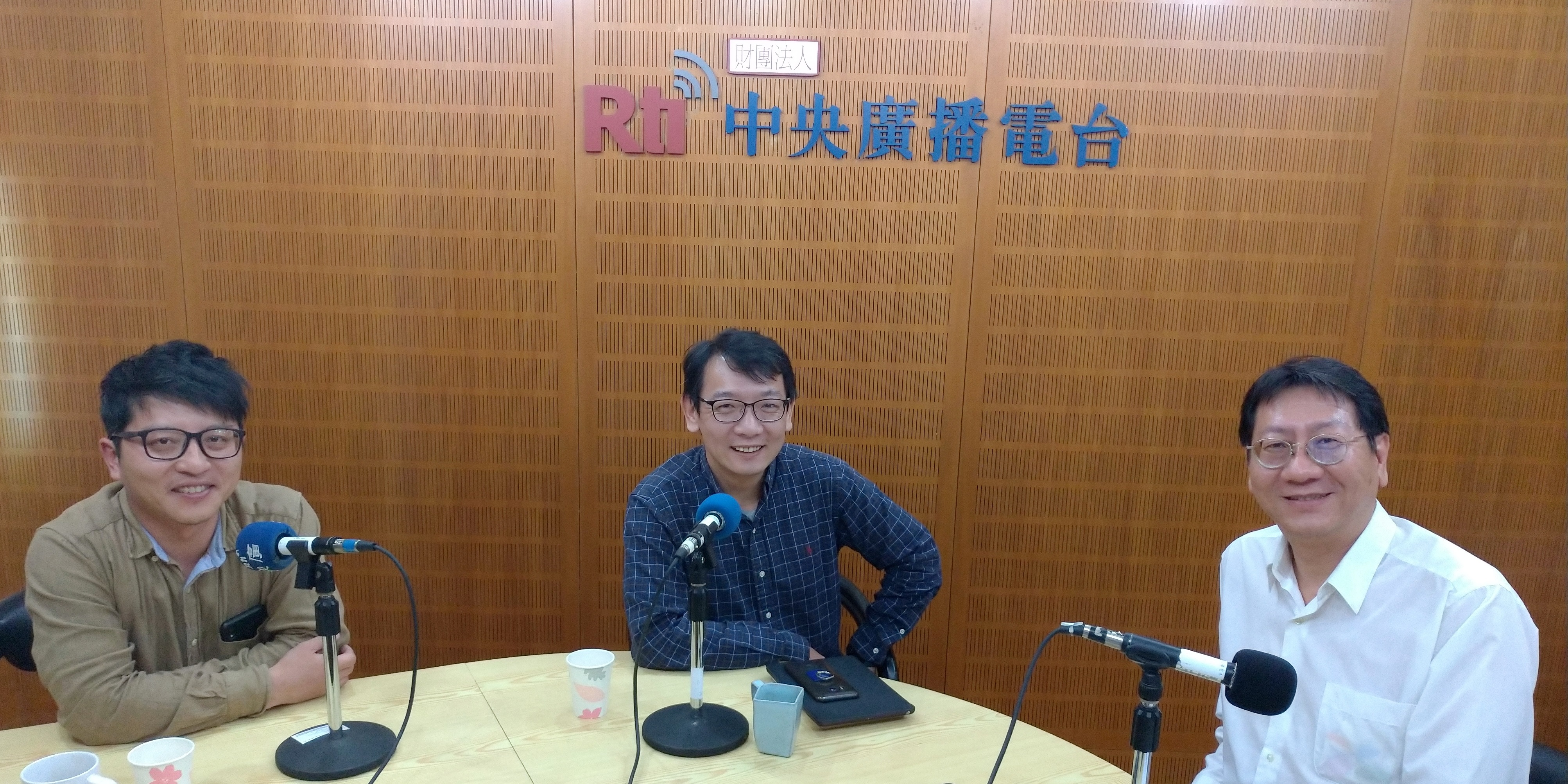 兩岸政策協會研究員吳瑟致(左)與政治大學東亞所博士王占璽(中)接受「這樣看中國」節目主持人張正霖(右)專訪