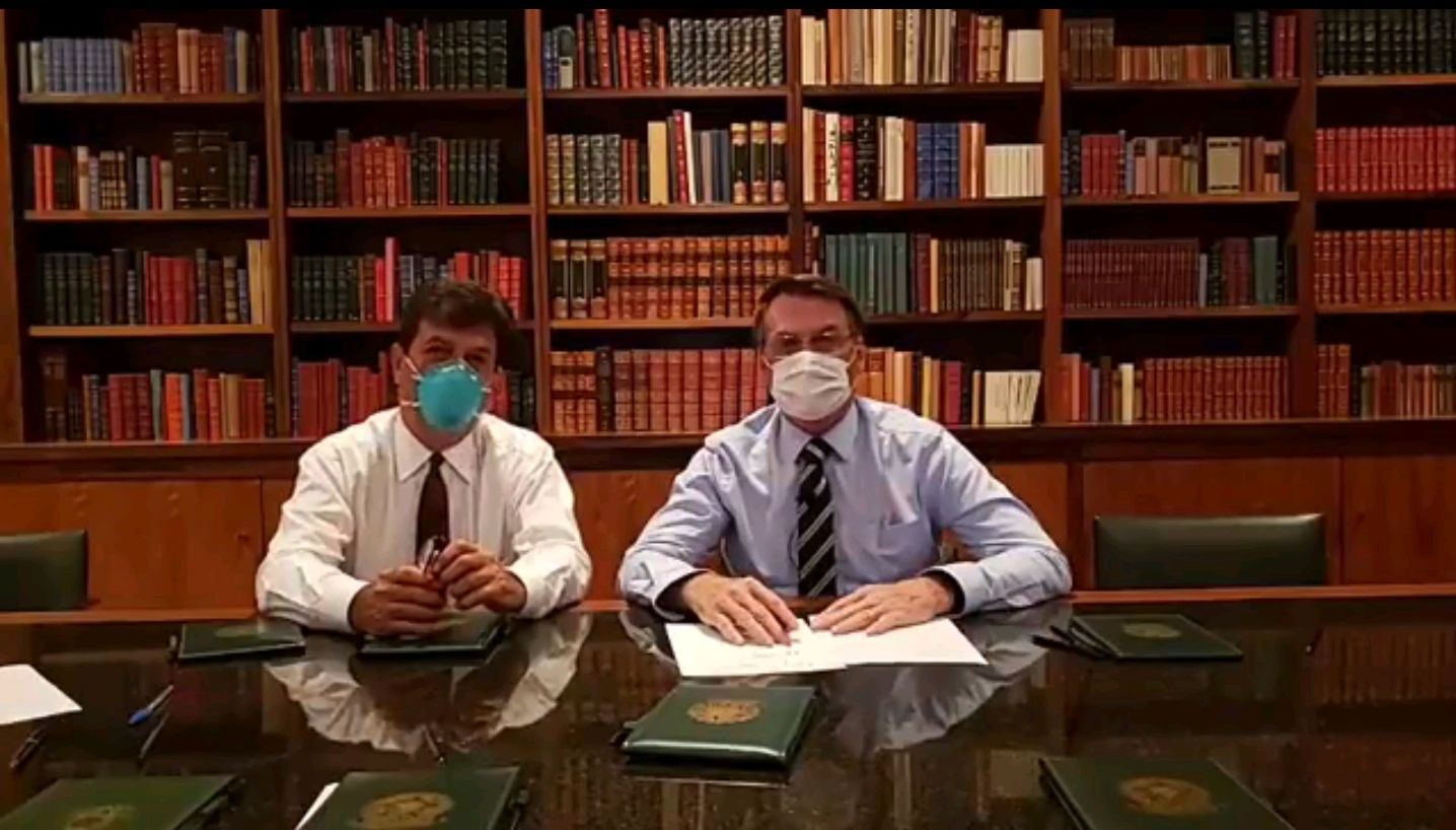 巴西總統波索納洛(Jair Bolsonaro)12日戴著口罩在社群媒體表示，他接受了冠狀病毒的篩檢。 (圖:翻拍自臉書直播)