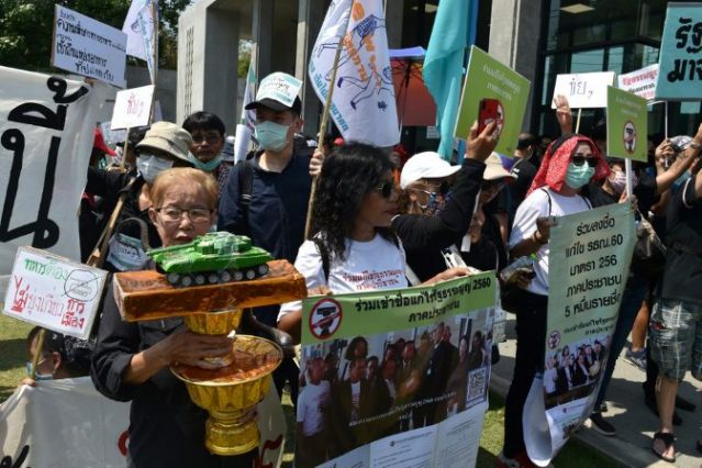 身穿黑衫的「爭民主」抗議者今(13日)在曼谷的國會前遊行，這也是曼谷近年來的首次街頭抗議。(圖/推特)