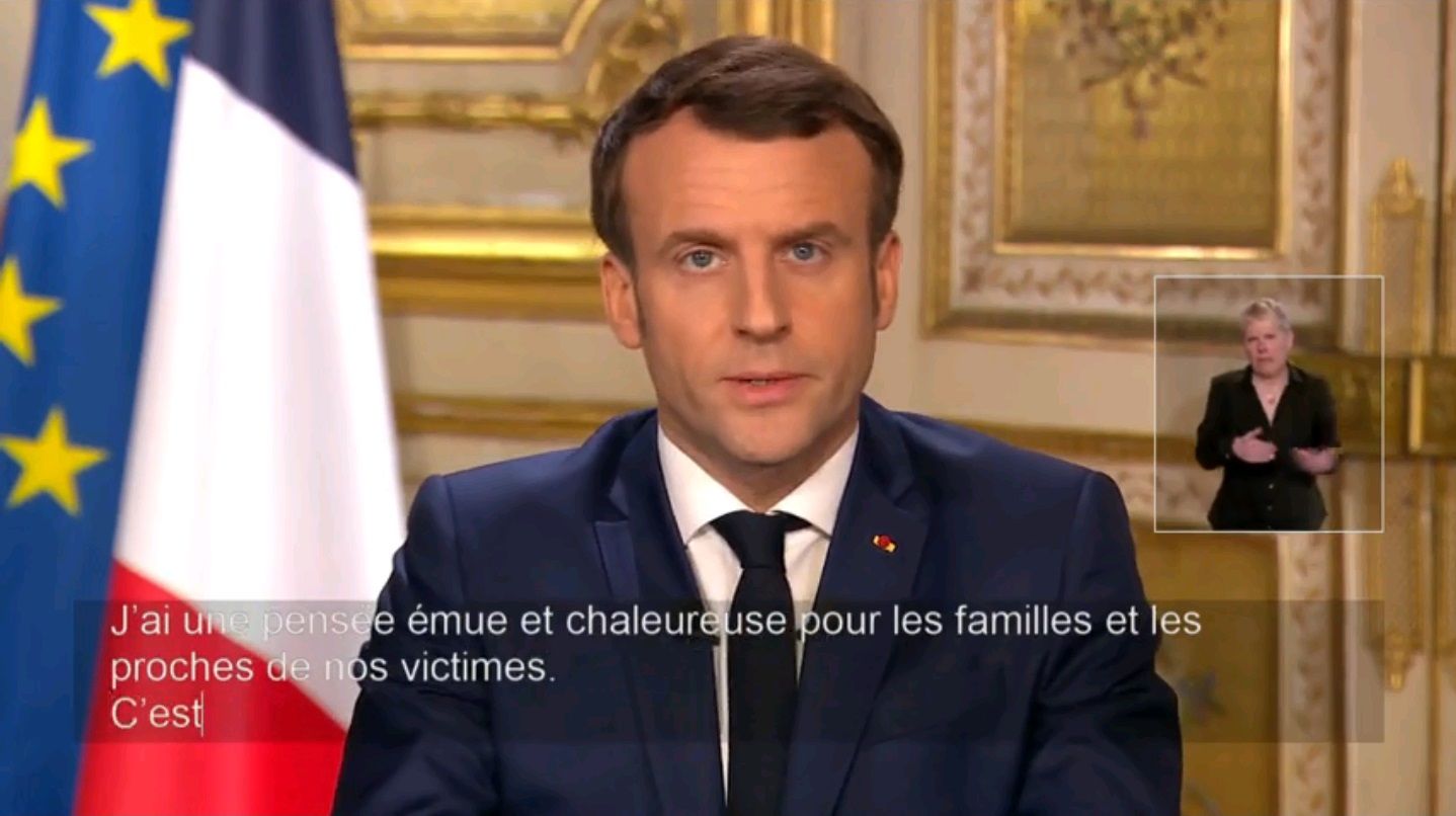 法國總統馬克宏(Emmanuel Macron)12日晚間針對武漢肺炎疫情向民眾發表電視演說。 (圖:翻拍自臉書直播)