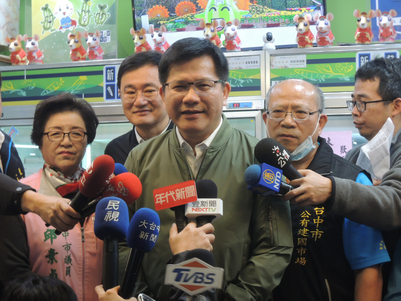 行政院宣告「台中市管制生煤自治條例」部分條文無效，當時促成這項條例通過的交通部長林佳龍（中）14日表示，中央「空污法」已修正，地方政府也要做適法性修正。(圖：中央社)