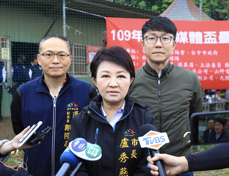 行政院宣告「台中市管制生煤自治條例」部分條文無效，台中市長盧秀燕（中）14日表示，對中部地區空污改善恐雪上加霜，衝擊中部民眾的健康。（中市府提供）