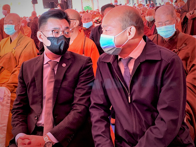 國民黨主席江啟臣（前左）與高雄市長韓國瑜（前右）15日出席光德寺淨心老和尚圓寂讚頌會，江啟臣表示，希望藉「江韓會」廣泛交換意見，聚焦出一些重點並趕快行動。(圖:中央社)