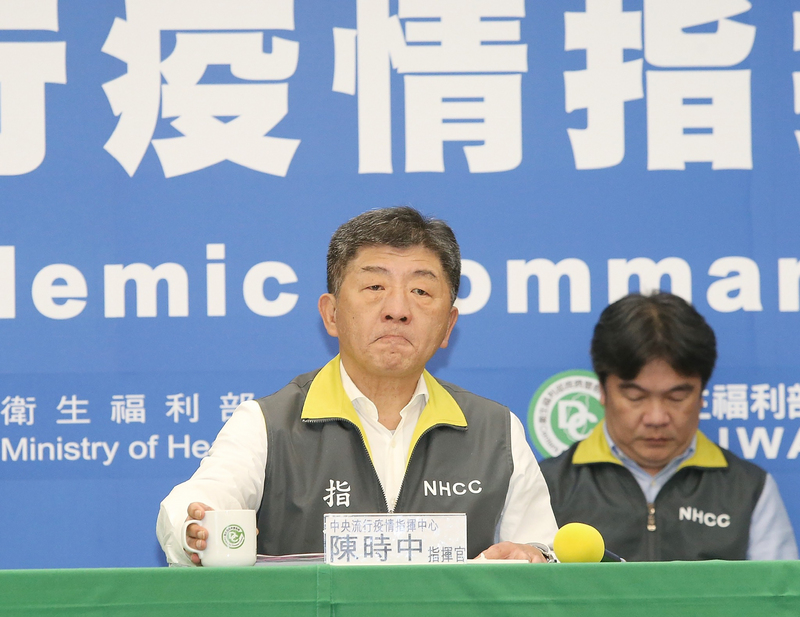 中央流行疫情指揮中心指揮官陳時中宣布，將禁止全國高中職以下師生在這學期結束前出國。(圖/中央社)