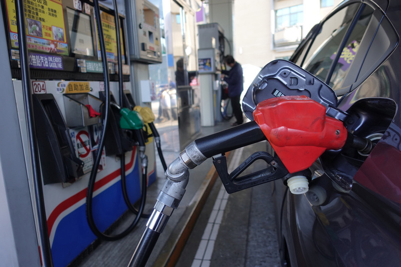 台灣中油公司宣布，27日凌晨零時起汽、柴油價格每公升各調降新台幣0.9及1.0元。(圖：中央社)