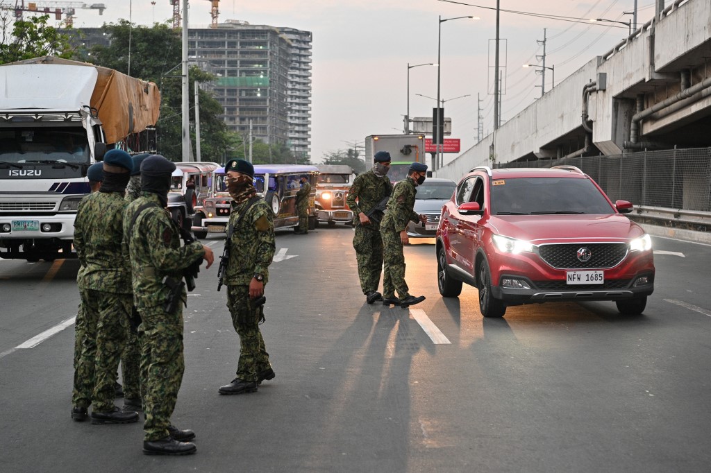 馬尼拉封城防武漢肺炎，警方荷槍管制進出。 (AFP)