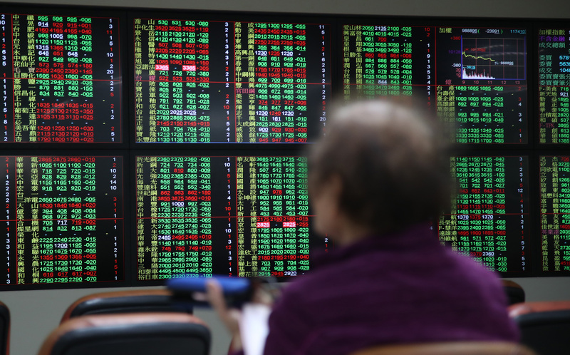 外資已連續4個交易日在台股賣超，大盤指數滑落16000點大關。(資料照片/中央社)