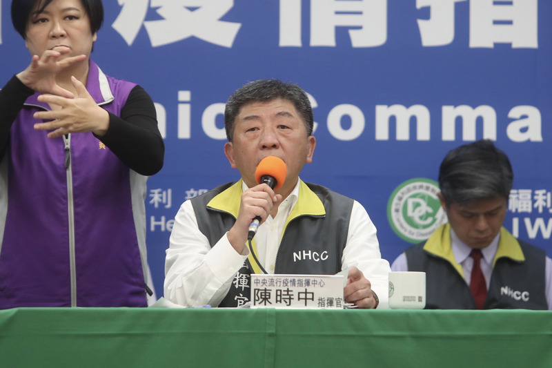 疫情指揮中心從3月17日起，針對旅遊疫情第三級以外的無健保卡外籍人士，若有症狀者須自費檢驗。(圖/中央社)