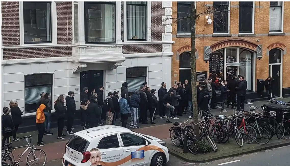 數十名顧客排隊搶在咖啡店關閉期限前，購買大麻存量，以渡過可能為期數週的封鎖。(圖/推特)