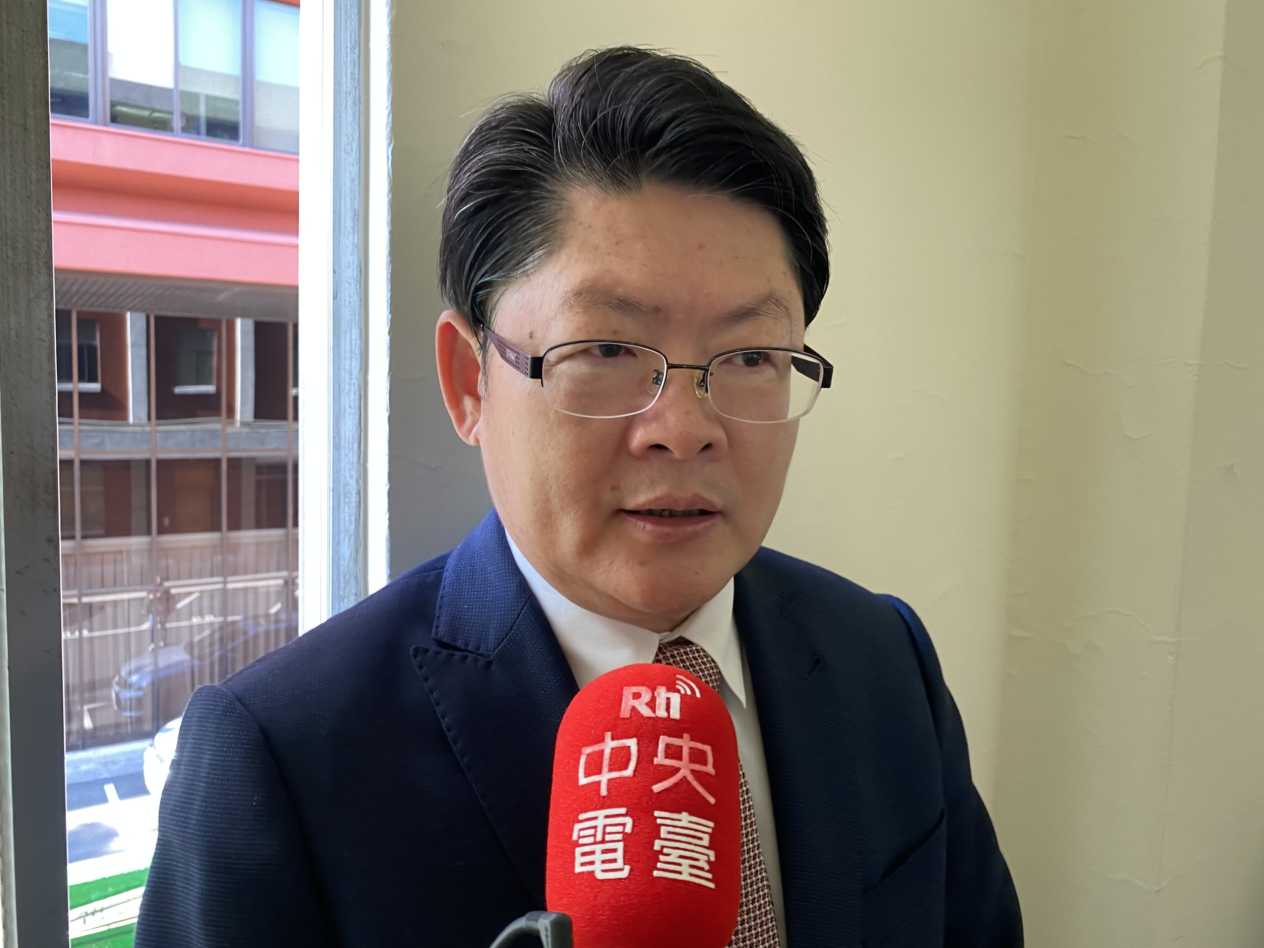 交通部政務次長黃玉霖16日赴立法院交通委員會備詢時受訪表示，航空業紓困專案貸款預計18日定案。(吳琍君攝)