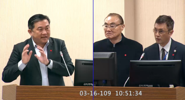 民進黨立委王定宇質詢退輔會主委馮世寬(中)、退輔會就養養護處長厲以剛(右) (圖：取自立法院視訊系統)