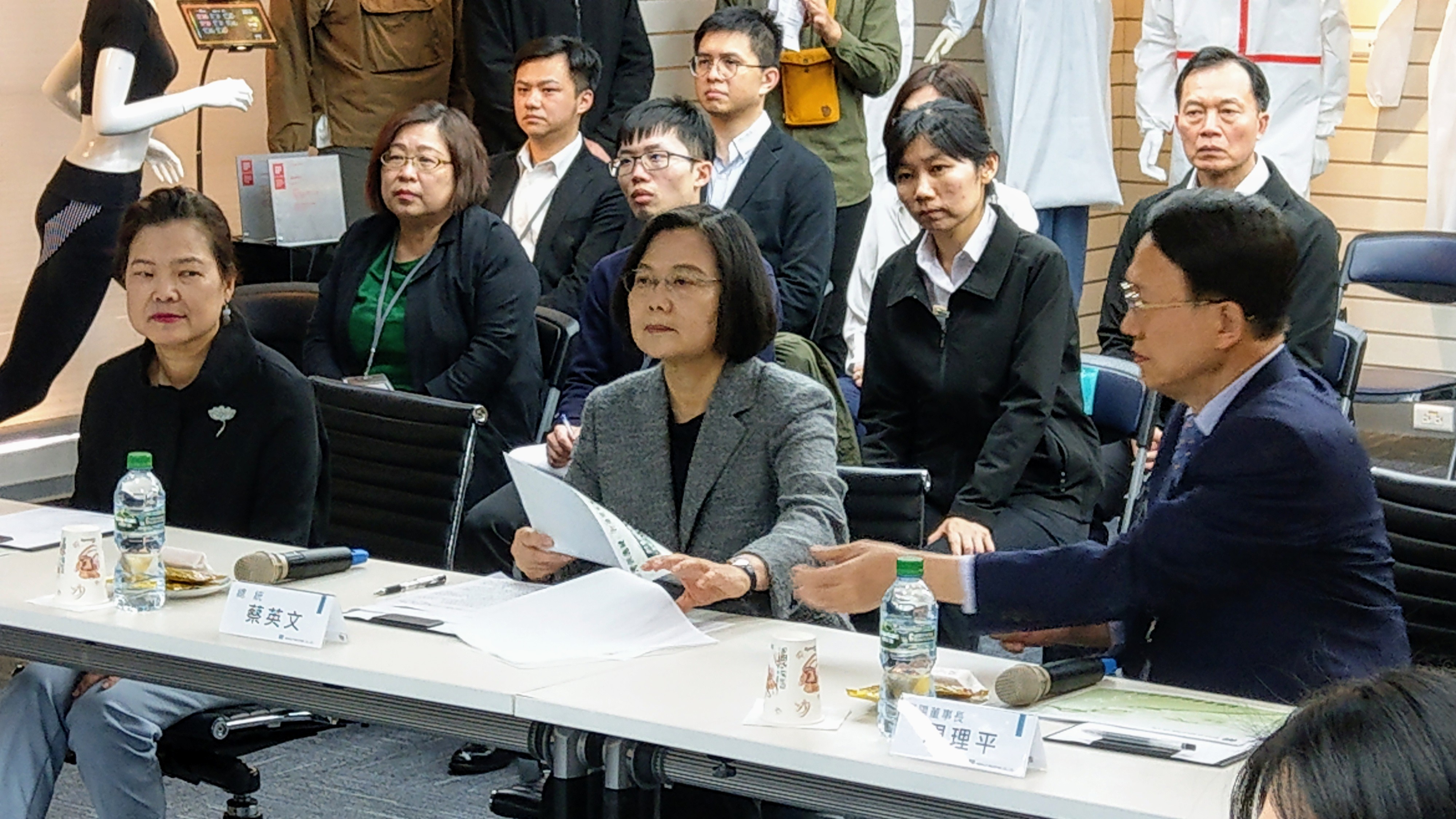 蔡英文總統(中)16日下午到投入生產隔離衣的聚陽實業參訪，表示重要戰備平日就應維持國內一定需求及生產量。(歐陽夢萍 攝)