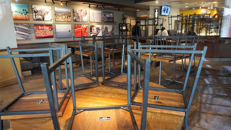 美國餐飲業因武漢肺炎(COVID-19)疫情元氣大傷。圖為餐廳停止店內用餐，只做外帶、外送與開車取餐。(資料照 / 圖:中央社)