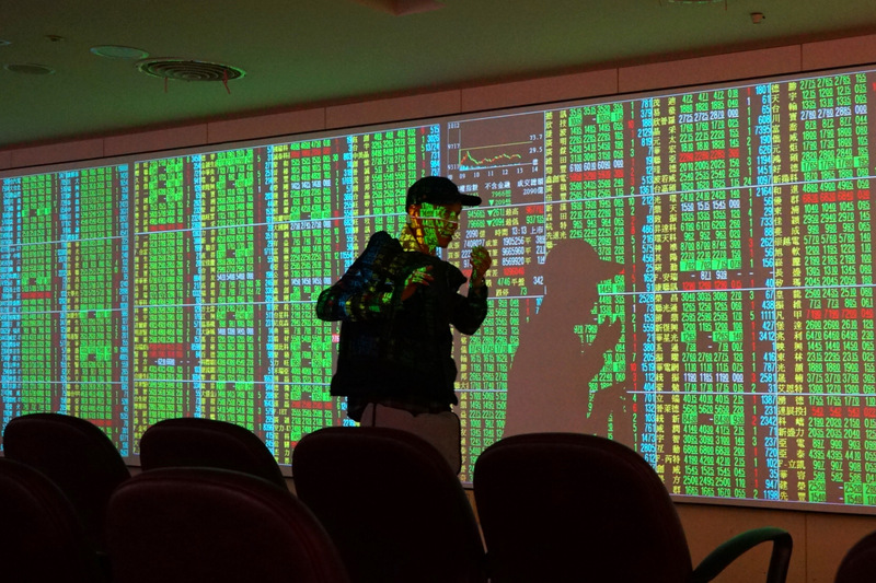 台股近期受武漢肺炎疫情影響不斷下挫，金管會18日祭出5大救市措施，希望進一步穩定證券市場的秩序，以保障投資人權益。(圖：中央社)