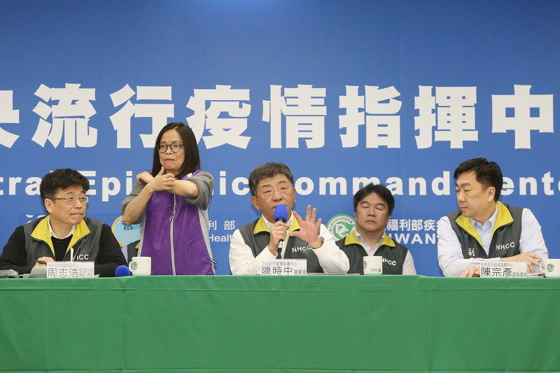 中央流行疫情指揮中心宣布禁止高中職以下師生出國禁令，遭質疑恐抵觸憲法。(圖：中央社)