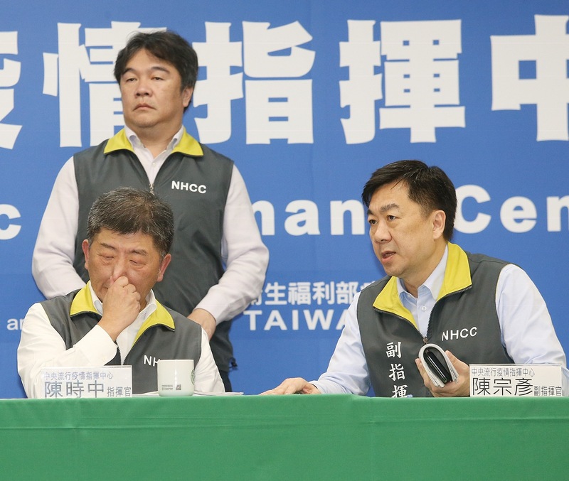 指揮中心的新措施引發外界質疑缺乏法源，且有違憲疑慮，學者建議蔡英文總統可考慮發布緊急命令以補足法源。(圖：中央社)