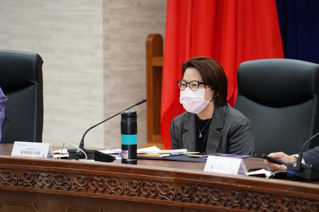 台北市副市長黃珊珊主持防疫應變小組會議時受訪，呼籲中央進行更嚴格的邊境管制，避免民政及衛生系統癱瘓。(北市府提供)
