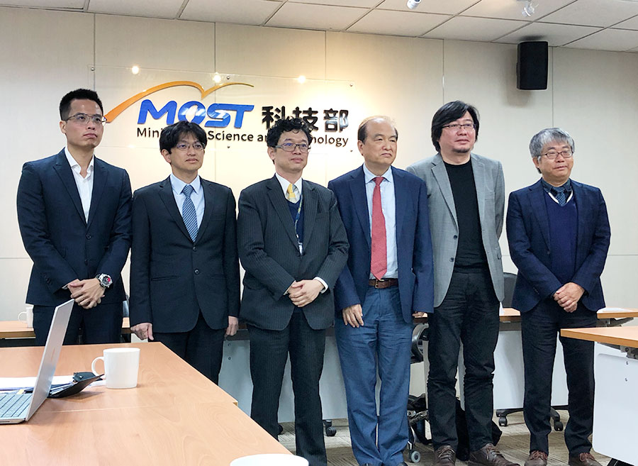 科技部今天(17日)指出，國立交通大學與台灣積體電路製造公司合作組成的研究團隊，成功開發出大面積晶圓尺寸的「單晶氮化硼」成長技術，研究成果於3月榮登於全球頂尖學術期刊《自然》（Nature）。（楊文君攝）