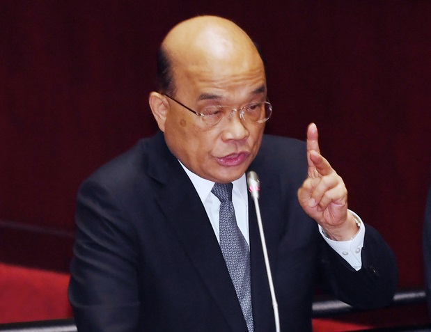 行政院長蘇貞昌答詢時表示，指揮中心為控制疫情，禁止高中職以下師生出國，一切「合憲合法」。(圖：中央社)