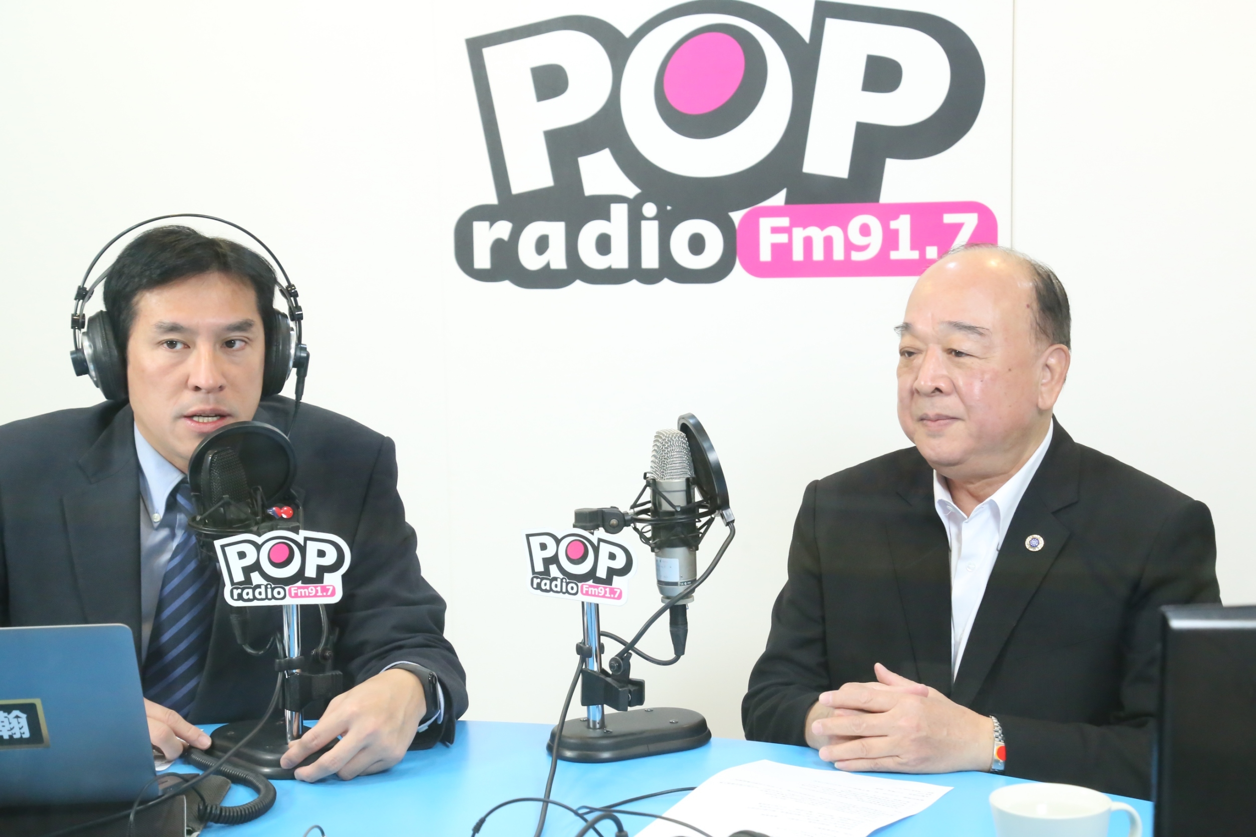吳斯懷(右)17日接受廣播專訪時強調，自己向國防部索取的資料並非機密資料，全是公開資訊。(POP Radio提供)
