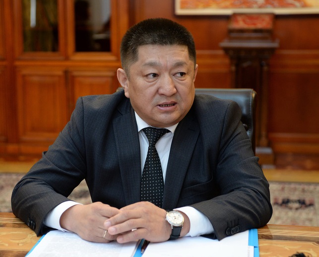 吉爾吉斯衛生部長喬彭巴耶夫(Kosmosbek Cholponbayev)被宣告撤職。(圖取自推特)