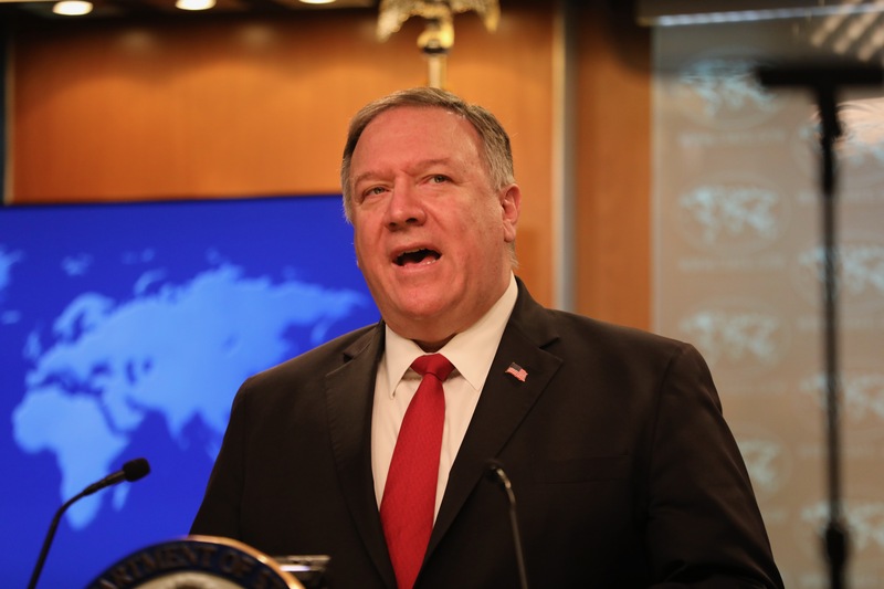 美國國務卿蓬佩奧（圖）17日批評北京驅逐紐約時報等美國3大報駐中記者，並鄭重呼籲中國重新考慮。圖為蓬佩奧11日於美國國務院主持媒體簡報會。(圖:中央社)