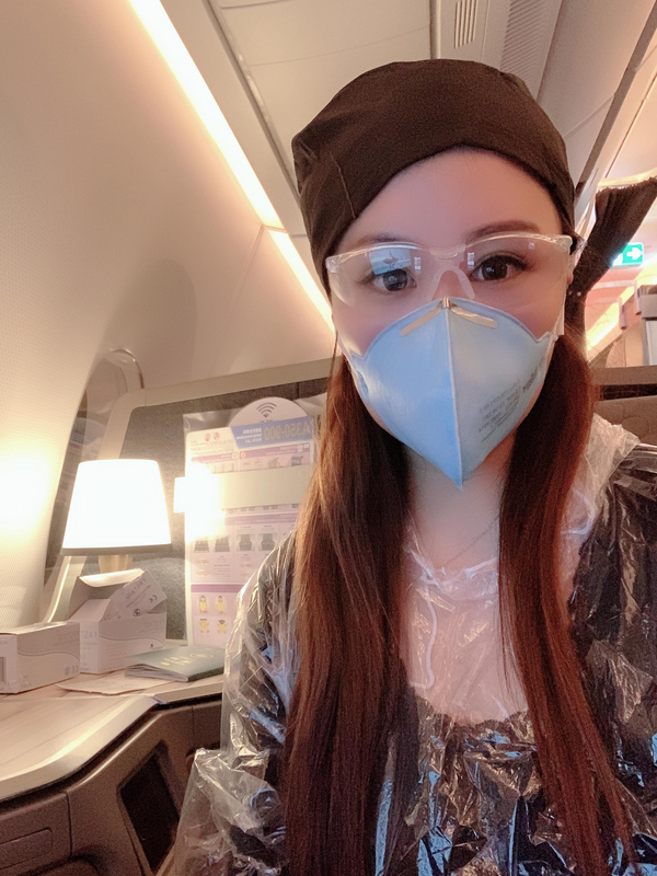 劍橋台灣同學會會長戴莉16日返台，在機上全副武裝防疫，不僅戴口罩還身穿雨衣。（戴莉提供）(圖:中央社)