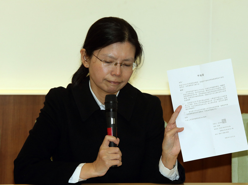 台灣非政府組織工作者李明哲被中國政府逮捕將滿3年；他的妻子李凈瑜在立法院舉行記者會表示，請強大的中國政府施捨她，讓她能與李明哲通「親情電話」，只要聽到李明哲對她說「我還活著」，她就心滿意足。(圖/中央社)